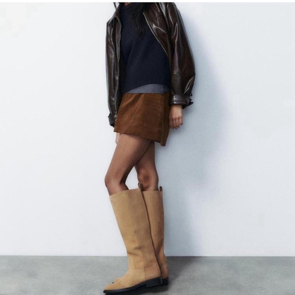 ZARA FLAT SUEDE BOOTS WITH INTERIOR LINING. SIZE 9 or 40 - Picture 2 of 8